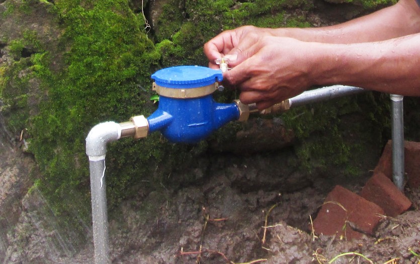 Petugas Memasang Air